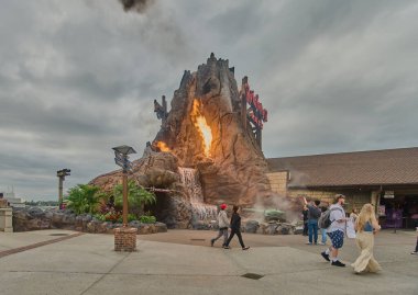 Orlando, Florida, ABD-9 Aralık 2025: Disney Springs, Orlando yakınlarındaki Lake Buena Vista 'da Walt Disney World Resort' ta bulunan bir açık hava alışveriş, yemek ve eğlence tesisidir. Öğleden sonra çekimleri yağmur ormanlarındaki kafeden volkanik patlamaları gösteriyor.