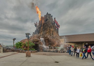 Orlando, Florida, ABD-9 Aralık 2025: Disney Springs, Orlando yakınlarındaki Lake Buena Vista 'da Walt Disney World Resort' ta bulunan bir açık hava alışveriş, yemek ve eğlence tesisidir. Öğleden sonra çekimleri yağmur ormanlarındaki kafeden volkanik patlamaları gösteriyor.