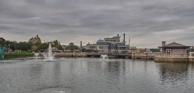 Orlando, Florida, ABD-9 Aralık 2025: Disney Springs, Orlando yakınlarındaki Lake Buena Vista 'da Walt Disney World Resort' ta bulunan bir açık hava alışveriş, yemek ve eğlence tesisidir. Öğleden sonra çekimi.