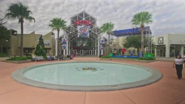 Disney Springs, Orlando USA yakınlarındaki Buena Vista Gölü 'nde Walt Disney World Resort' ta bulunan bir açık hava alışveriş, yemek ve eğlence tesisidir. Öğleden sonra AMC tiyatrolarını gösteren bir çekim.