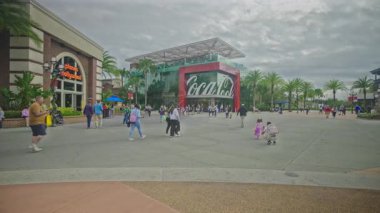 Disney Springs, Orlando USA yakınlarındaki Buena Vista Gölü 'nde Walt Disney World Resort' ta bulunan bir açık hava alışveriş, yemek ve eğlence tesisidir. Öğleden sonra çekimleri Coca-Cola mağazasını ve Planet Hollywood 'u gösteriyor.