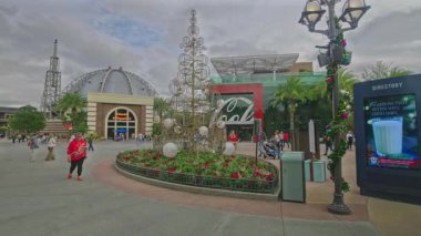 Disney Springs, Orlando USA yakınlarındaki Buena Vista Gölü 'nde Walt Disney World Resort' ta bulunan bir açık hava alışveriş, yemek ve eğlence tesisidir. Öğleden sonra çekimleri Coca-Cola mağazasını ve Planet Hollywood 'u gösteriyor.