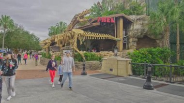 Orlando, Florida, ABD-9 Aralık 2025: Disney Springs, Orlando yakınlarındaki Lake Buena Vista 'da Walt Disney World Resort' ta bulunan bir açık hava alışveriş, yemek ve eğlence tesisidir. Öğleden sonraki çekim T-REX Cafe 'yi gösteriyor.