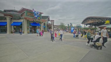 Disney Springs, Orlando yakınlarındaki Buena Vista Gölü 'nde Walt Disney World Resort' ta bulunan bir açık hava alışveriş, yemek ve eğlence tesisidir. Öğleden sonra çekimleri World of Disney mağazasını gösteriyor