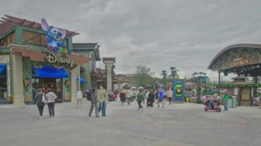 Orlando, Florida, ABD-9 Aralık 2025: Disney Springs, Orlando yakınlarındaki Lake Buena Vista 'da Walt Disney World Resort' ta bulunan bir açık hava alışveriş, yemek ve eğlence tesisidir. Öğleden sonra çekimleri World of Disney mağazasını gösteriyor