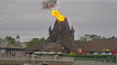 Orlando, Florida, ABD-9 Aralık 2025: Disney Springs, Orlando yakınlarındaki Lake Buena Vista 'da Walt Disney World Resort' ta bulunan bir açık hava alışveriş, yemek ve eğlence tesisidir. Öğleden sonra çekimleri yağmur ormanlarındaki kafeden volkanik patlamaları gösteriyor.