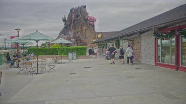 Orlando, Florida, ABD-9 Aralık 2025: Disney Springs, Orlando yakınlarındaki Lake Buena Vista 'da Walt Disney World Resort' ta bulunan bir açık hava alışveriş, yemek ve eğlence tesisidir. Öğleden sonra çekimleri Yağmur Ormanları Kafesini gösteriyor