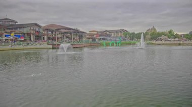 Orlando, Florida, ABD-9 Aralık 2025: Disney Springs, Orlando yakınlarındaki Lake Buena Vista 'da Walt Disney World Resort' ta bulunan bir açık hava alışveriş, yemek ve eğlence tesisidir. Öğleden sonra çekimi.