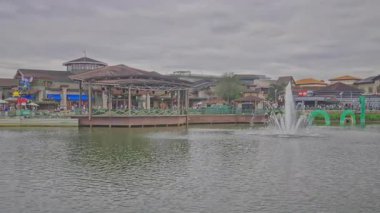 Disney Springs, Orlando yakınlarındaki Buena Vista Gölü 'nde Walt Disney World Resort' ta bulunan bir açık hava alışveriş, yemek ve eğlence tesisidir. Öğleden sonra çekimi.