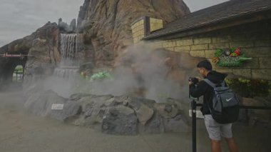 Orlando, Florida, ABD-9 Aralık 2025: Disney Springs, Orlando yakınlarındaki Lake Buena Vista 'da Walt Disney World Resort' ta bulunan bir açık hava alışveriş, yemek ve eğlence tesisidir. Öğleden sonra çekimleri Yağmur Ormanları Kafesini gösteriyor.