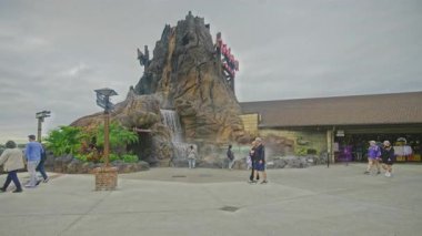 Disney Springs, Orlando USA yakınlarındaki Buena Vista Gölü 'nde Walt Disney World Resort' ta bulunan bir açık hava alışveriş, yemek ve eğlence tesisidir. Öğleden sonra çekimleri yağmur ormanlarındaki kafeden volkanik patlamaları gösteriyor.