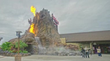 Disney Springs, Orlando yakınlarındaki Buena Vista Gölü 'nde Walt Disney World Resort' ta bulunan bir açık hava alışveriş, yemek ve eğlence tesisidir. Öğleden sonra çekimleri yağmur ormanlarındaki kafeden volkanik patlamaları gösteriyor.