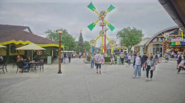 Orlando, Florida, ABD-9 Aralık 2025: Disney Springs, Orlando yakınlarındaki Lake Buena Vista 'da Walt Disney World Resort' ta bulunan bir açık hava alışveriş, yemek ve eğlence tesisidir. Öğleden sonra çekimleri oyuncak yel değirmeni heykelini gösteriyor.