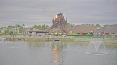 Disney Springs, Orlando USA yakınlarındaki Buena Vista Gölü 'nde Walt Disney World Resort' ta bulunan bir açık hava alışveriş, yemek ve eğlence tesisidir. Öğleden sonra çekimleri yağmur ormanlarındaki kafeden volkanik patlamaları gösteriyor.