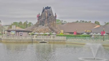 Disney Springs, Orlando yakınlarındaki Buena Vista Gölü 'nde Walt Disney World Resort' ta bulunan bir açık hava alışveriş, yemek ve eğlence tesisidir. Öğleden sonra çekimleri Yağmur Ormanları Kafesi