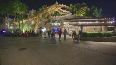 Disney Springs, Orlando USA yakınlarındaki Buena Vista Gölü 'nde Walt Disney World Resort' ta bulunan bir açık hava alışveriş, yemek ve eğlence tesisidir. Öğleden sonra çekimleri T-REX Kafe 'yi gösteriyor.