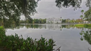 Celebration, Florida, 1990 'larda The Walt Disney Company tarafından geliştirilen Orlando yakınlarında eşsiz, usta planlanmış bir kasabadır. Öğleden sonra, The Inn at Celebration, Autograph Collection Hotel 'de çekilmiş.