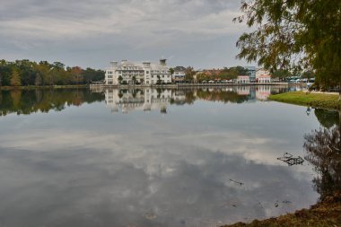 Orlando, Florida, ABD-10 Aralık 2025: Celebration, Florida, Orlando yakınlarında 1990 'larda The Walt Disney Company tarafından geliştirilen eşsiz, büyük planlı bir kasabadır. Öğleden sonra, The Inn at Celebration, Autograph Collection Hotel 'de çekilmiş.