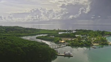 Roatan, Honduras 'taki Mahogany Körfezi Karnaval tarafından inşa edilmiş popüler bir gemi limanıdır.