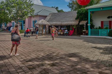 Roatan, Honduras - 14 Aralık 2025: Roatan 'da Mahogany Körfezi, Karnaval tarafından inşa edilmiş, mağazalar, restoranlar ve Mahogany Sahili' ne kısa bir yürüyüş ya da ücretli 