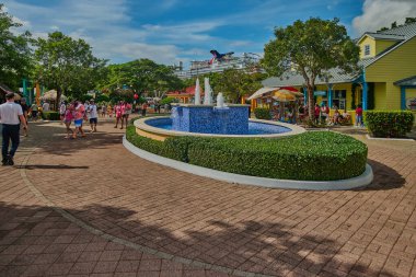 Roatan, Honduras 'taki Mahogany Körfezi, Karnaval tarafından bir gemi limanıdır, mağazalar, restoranlar ve Mahogany Sahili manzaralı bir sahile kısa bir yürüyüş ya da ücretli 