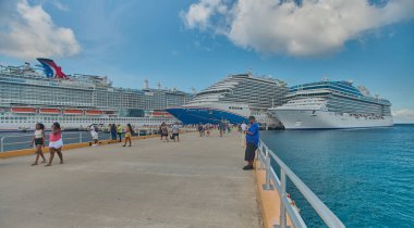 Cozumel, Meksika-16 Aralık 2025: Cozumel üç ana terminali olan büyük bir Karayip gemi merkezi. Meksika 'nın en işlek limanlarından biri.