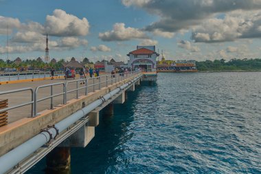 Cozumel, Meksika-16 Aralık 2025: Cozumel üç ana terminali olan büyük bir Karayip gemi merkezi. Meksika 'nın en işlek limanlarından biridir, geniş bir alışveriş, yemek ve şnorkelle yüzme, plajlar ve Maya harabelerine kolay erişimi vardır..