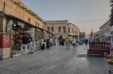 Doha-Katar, 9 Şubat 2026: Souq Waqif, Doha Katar Ana caddesinde insanların gündüz görüşü ile yürümesi