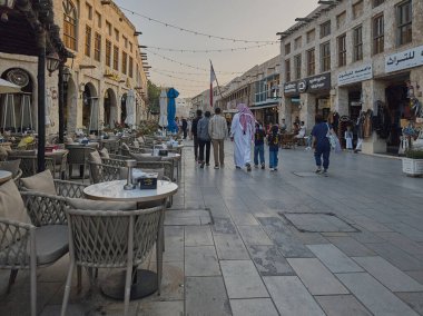 Doha-Katar, 9 Şubat 2026: Souq Waqif, Doha Katar Ana caddesinde insanların gündüz görüşü ile yürümesi