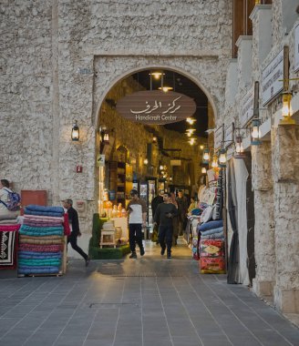Doha-Katar, 9 Şubat 2026: Souq Waqif in Doha Katar show the handicraft center. Öğleden sonra çekimi.