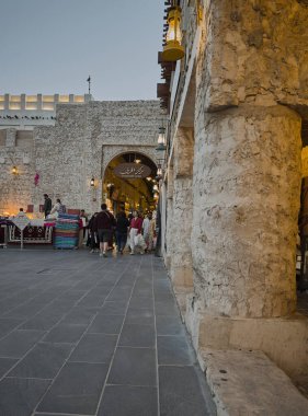 Doha-Katar, 9 Şubat 2026: Souq Waqif in Doha Katar show the handicraft center. Öğleden sonra çekimi.