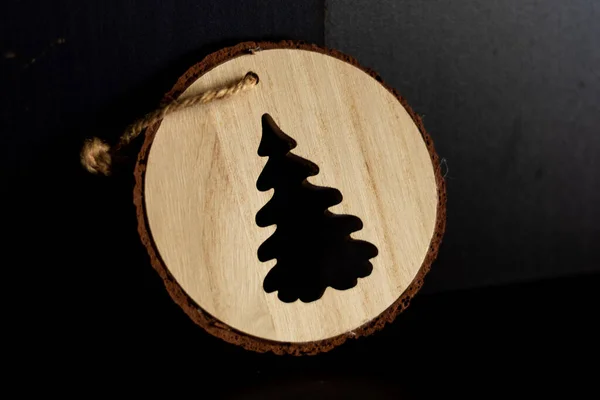 Adorno Navidad Madera Con Agujero Forma Árbol Hecho Mano Foto — Foto de Stock