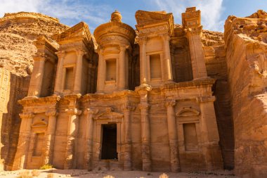 Dünyanın Harikalarından biri olan Petra Manastırı Deir Ürdün 'de yer almaktadır.