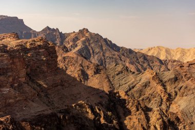 Petra 'daki Manastır' ın tepesinden çöl manzarası, Wadi Musa 'nın Mucizesi (Ürdün))