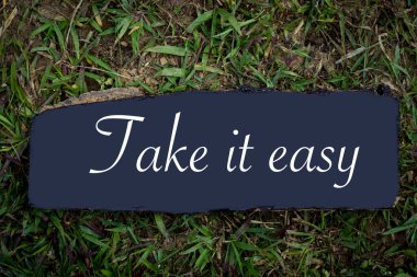 Yeşil çimen arka planlı ahşap mavi tabela