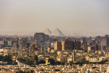 Mısır Piramitleri. Giza 'da. Antik dünyanın harikası. Dünyanın en çok ziyaret edilen turizm beldelerinden biri..