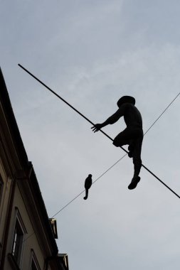 LUBLİN, POLAND - 30 Nisan 2021: Eski Lublin kasabasında bir maymunla ip cambazı heykeli