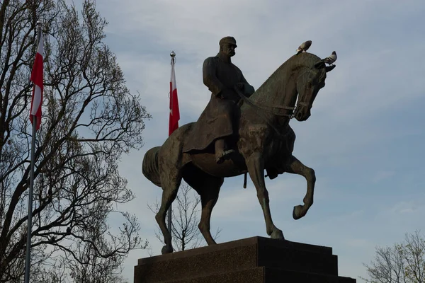 Lublin, Lubelskie - Polsko - 2021-04-30: Památník Marshalla Jozefa Pilsudského na náměstí Plac Litewski ve starém městě — Stock fotografie
