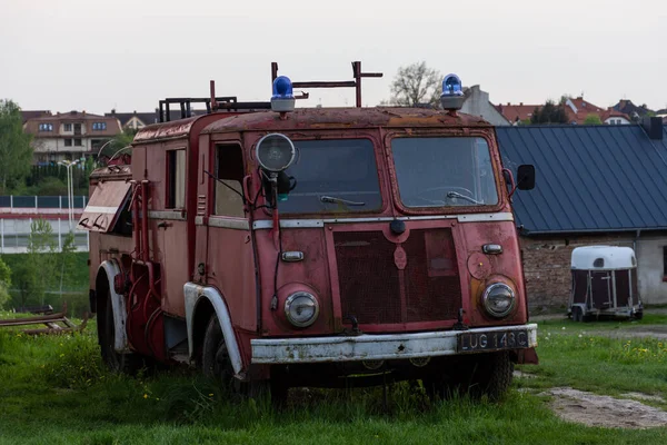 Régi tűzoltók teherautó elhagyott Lublin, Lengyelország — Stock Fotó