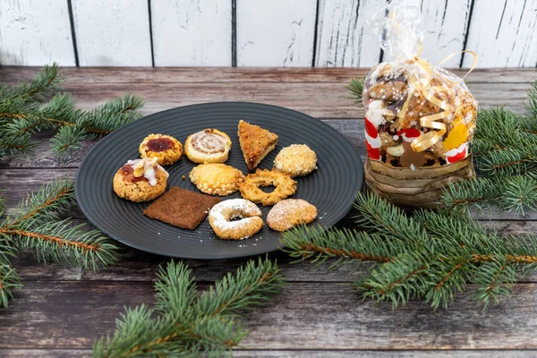 Plate Ajándék Táska Házi Készítésű Karácsonyi Cookie Körül Fenyő Ágak — Stock Fotó