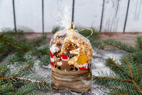 Ajándék Táska Házi Készítésű Karácsonyi Cookie Körül Fenyő Ágak — Stock Fotó