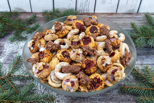 Plate Sok Házi Készítésű Karácsonyi Cookie Körül Fenyő Ágak — Stock Fotó