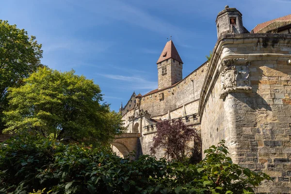 Historische Burganlage Veste Coburg Mit Grünen Bäumen Vordergrund — Stockfoto