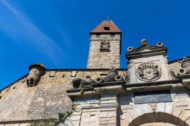 Tarihi şato kompleksi Veste Coburg 'un giriş alanı, Bavyera
