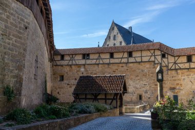 Koruyucu duvarı olan tarihi şatonun bir parçası Veste Coburg