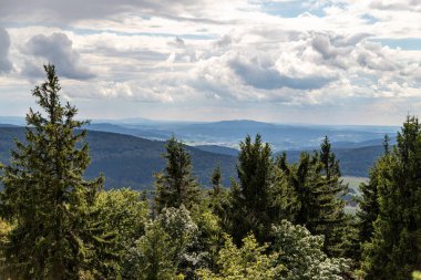 Thüringen 'deki Rennsteig yakınlarındaki büyük Inselsberg dağından manzara