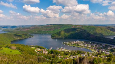 Almanya 'nın Eifel bölgesinde, Simmerath şehrinin bir ilçesi olan Woffelsbach ile Rursee' nin hava manzarası