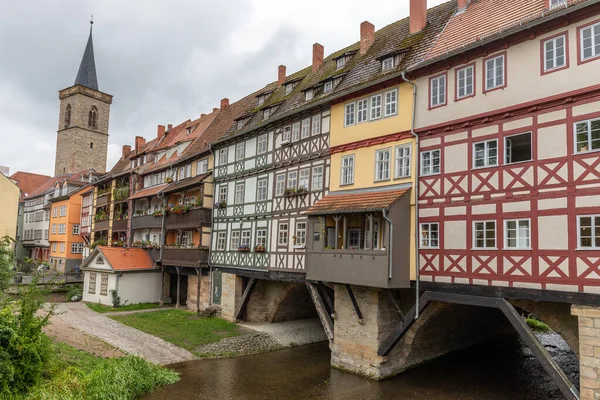 Erfurt, Perşembe günü Kraemerbruecke 'deki tarihi yarı keresteli evlerin cepheleri