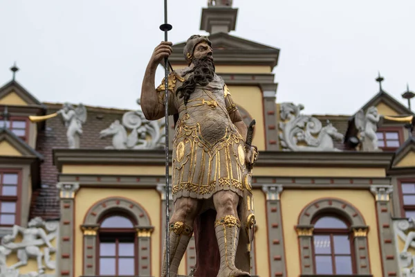 Skulptur Eines Kriegers Auf Dem Fischmarkt Erfurt Thüringen lizenzfreie Stockfotos