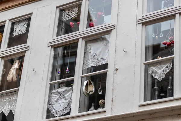 Fensterdekorationen Mit Schuhen Und Deckchen Einem Haus Erfurt Thüringen lizenzfreie Stockbilder